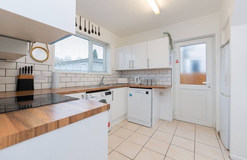 Severn Beach House | Modern Comforts with IPTV and BBQ for Family Getaways