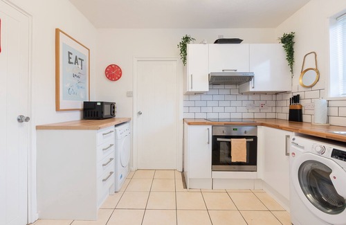 Severn Beach House | Modern Comforts with IPTV and BBQ for Family Getaways