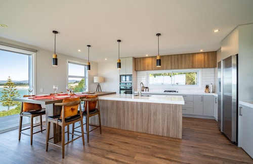 Kakanui House | Modern House with Ocean Views and Spa Amenities Await
