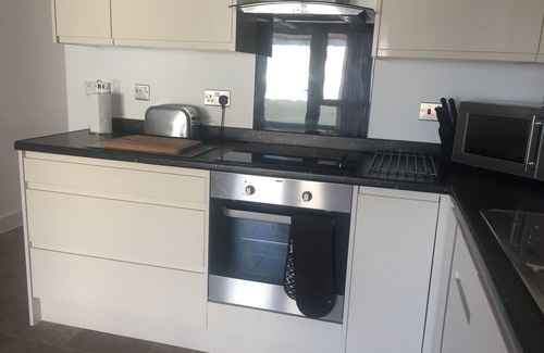 Emersons Green Cottage | Bright Cottage Near Bristol & Bath with Family-Friendly Perks