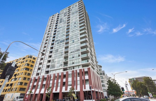 Zetland Apartment | Bright 3BR Executive Apartment in Zetland with Scenic Views