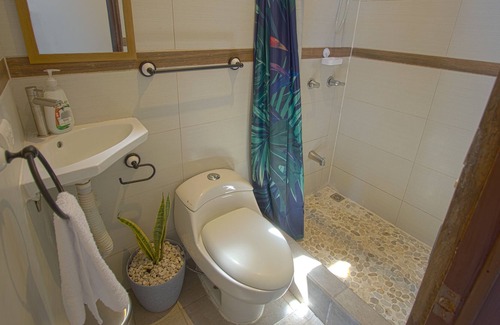 Tamarindo House | Modern And Central To Amazing Beaches!