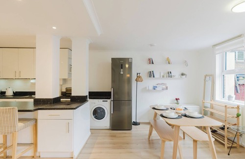 St Luke's Apartment | Modern and Centrally Located 2BD Flat, Barbican