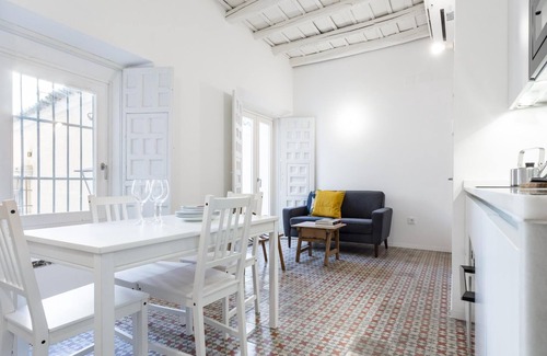 Santa Cruz Apartment | Modern Pied-à-Terre in Seville with Inviting Communal Terrace