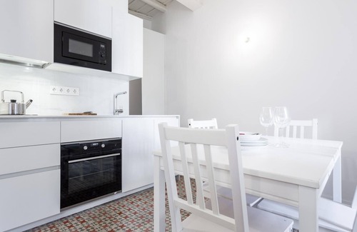 Santa Cruz Apartment | Modern Pied-à-Terre in Seville with Inviting Communal Terrace