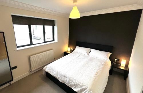 Hampton Wick Apartment | Contemporary 2-Guest Flat with Gated Parking & High Ratings