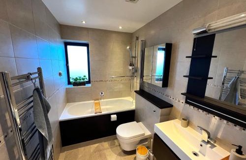 Hampton Wick Apartment | Contemporary 2-Guest Flat with Gated Parking & High Ratings