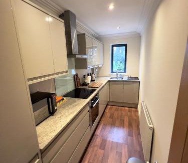 Hampton Wick Apartment | Contemporary 2-Guest Flat with Gated Parking & High Ratings