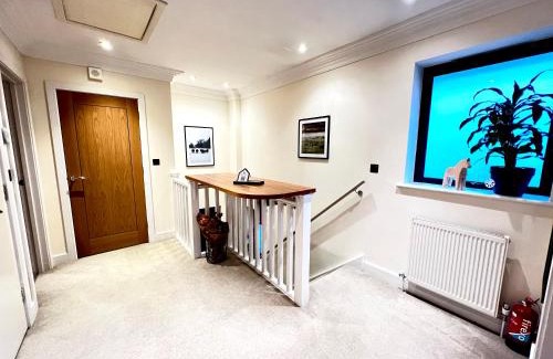 Hampton Wick Apartment | Contemporary 2-Guest Flat with Gated Parking & High Ratings