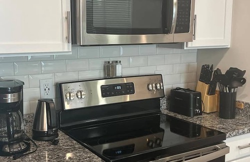Buechel Apartment | Stylish 2BR Apartment in Louisville with Pool and Spa