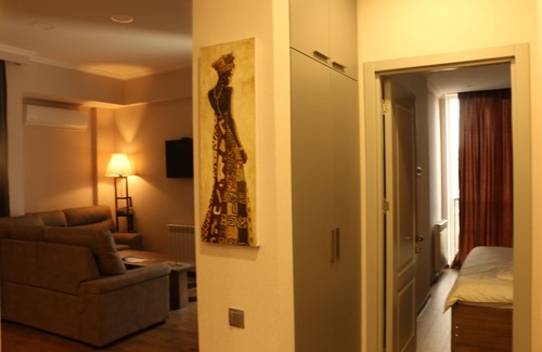 Vake Apartment | Contemporary Apartment with Breakfast & Kitchen Amenities