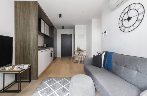 Abbotsford Apartment | Cozy Parkland Retreat with Pool and Spa near Yarra River