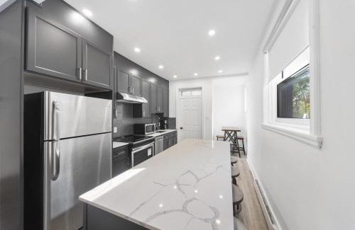 Cote-Des-Neiges—Notre-Dame-De-Grace Apartment | Comfortable 4-Bedroom Retreat for Up to 12 Guests