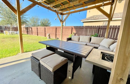 Pharr House | Trendy Cozy House in Prime Location - Guest Rated 10/10