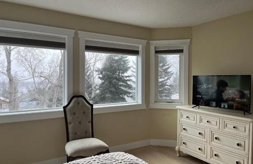 Signal Hill House | Stylish Room with City Skyline View - Rated 8/10 by Guests