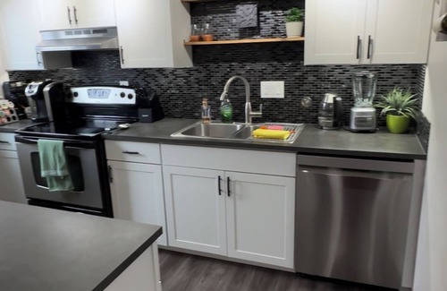 SeaTac Condo | Stylish Sea-Tac Condo with Pool and Spa, Rated 10/10