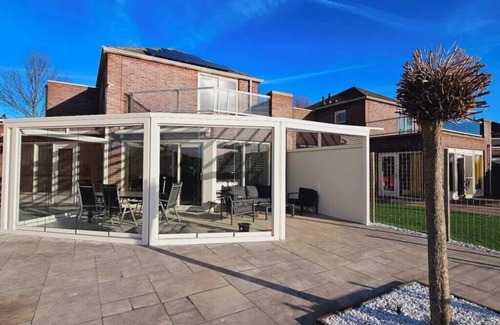 Oude-Tonge House | Modern and fully furnished detached dike house. This dike house is suitable for 6 people and has a c
