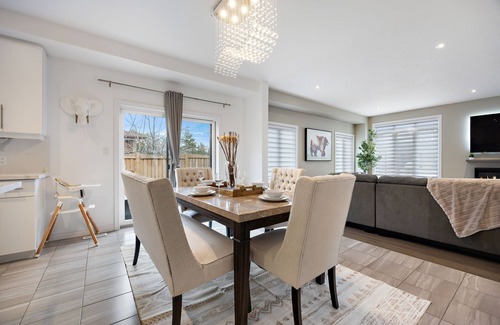 Stoney Creek House | Modern and Luxurious - 28 Minutes from Niagara Falls!