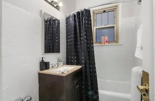 Hyde Park Apartment | Modern Minimalist Studio - Pet & Child Friendly Retreat