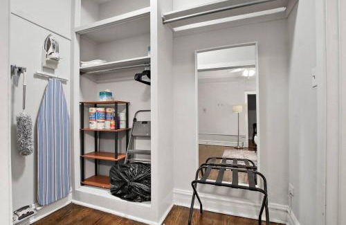 Hyde Park Apartment | Modern Minimalist Studio - Pet & Child Friendly Retreat