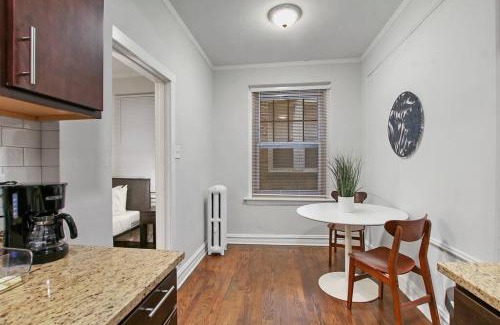 Hyde Park Apartment | Modern Minimalist Studio - Pet & Child Friendly Retreat