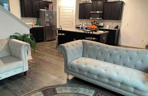 Lithonia House | Tranquil Escape: Child-Friendly Modern Hotel Stay
