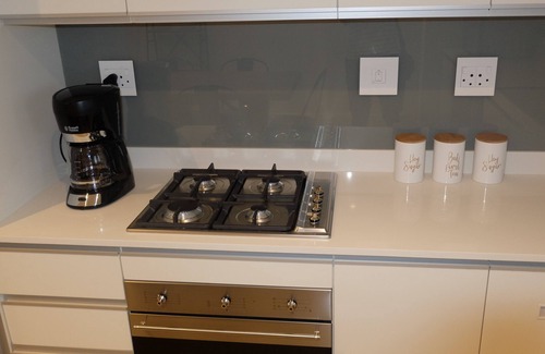 Hillhead House | Contemporary 2 Bed Apartment with Pool & Family Amenities