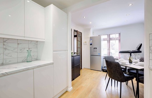 Newborough House | Modern and Spacious 3 Bedroom Home in Peterborough