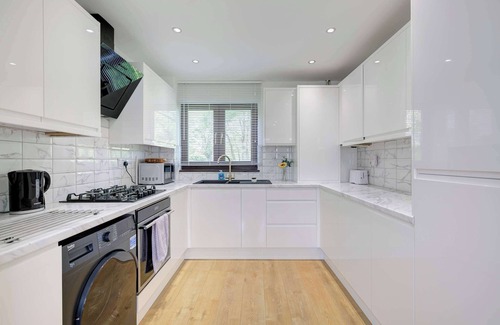 Newborough House | Modern and Spacious 3 Bedroom Home in Peterborough