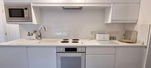 Llangollen Apartment | Top-Rated 2 Bedroom Apartment with Pool and Ocean View
