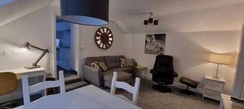 Llangollen Apartment | Top-Rated 2 Bedroom Apartment with Pool and Ocean View