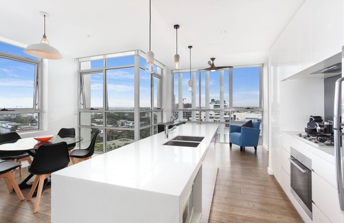 Zetland Apartment | Elegant Zetland Apartment with Top Amenities and Sunset Views