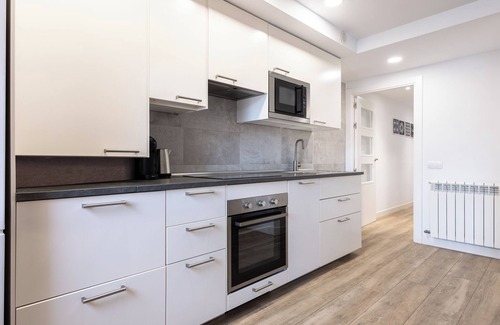 Porta Apartment | Modern Apartment with Spa and Kitchen in Prime Location