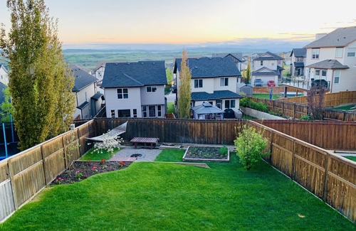 Cochrane House | Family-Friendly Retreat Near Calgary and the Mountains