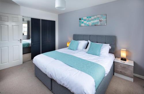 Newport Pagnell Apartment | Stylish Home with Free Parking & Netflix, Sleeps 11 - Brightleap
