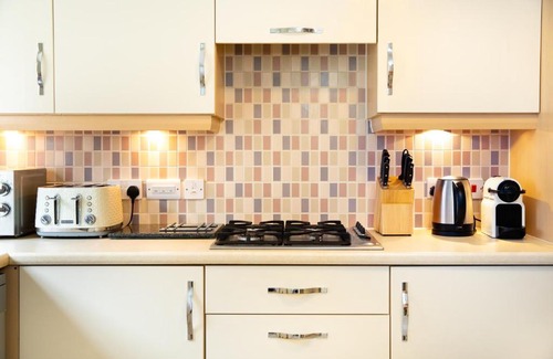 Newport Pagnell Apartment | Stylish Home with Free Parking & Netflix, Sleeps 11 - Brightleap