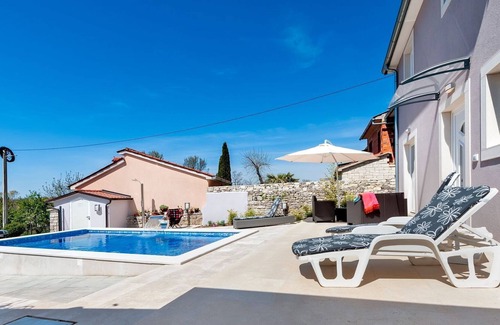 Debeljuhi Apartment | Modern and spacious holiday house with pool for up to 8 people near Zminj