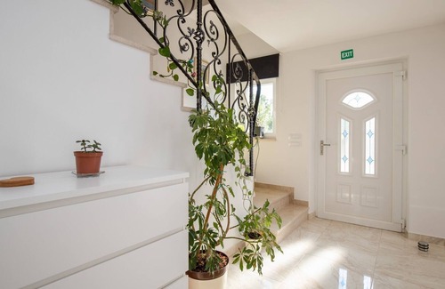 Debeljuhi Apartment | Modern and spacious holiday house with pool for up to 8 people near Zminj