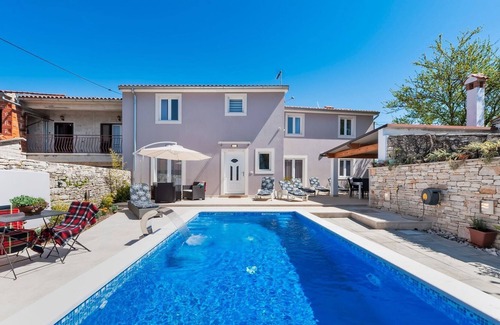 Debeljuhi Apartment | Modern and spacious holiday house with pool for up to 8 people near Zminj