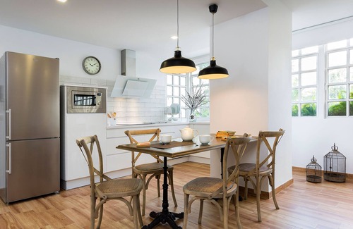 Santa Catalina Apartment | Bright Loft in San Leandro with Spa & Family Amenities