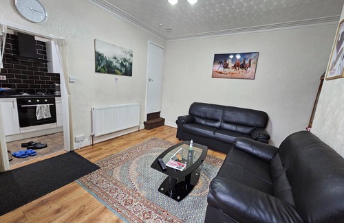 Harehills House | Stylish Two Double Bedroom House with WiFi & Parking