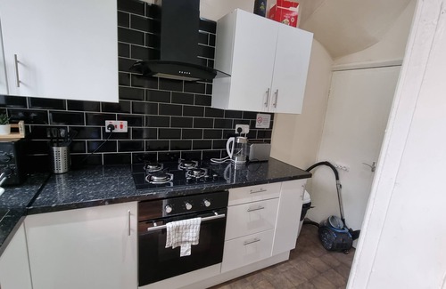 Harehills House | Stylish Two Double Bedroom House with WiFi & Parking
