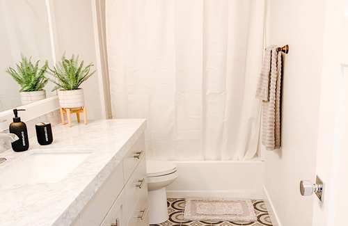 South Jordan House | Stylish Retreat in the Heart of South Jordan - Rated 9.8