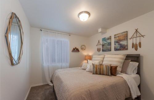 Spokane Valley Apartment | Modern KING Bed with Free WiFi and Parking – Guest Rated 9.6