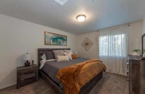 Spokane Valley Apartment | Modern KING Bed with Free WiFi and Parking – Guest Rated 9.6