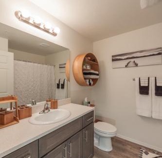 Spokane Valley Apartment | Modern KING Bed with Free WiFi and Parking – Guest Rated 9.6