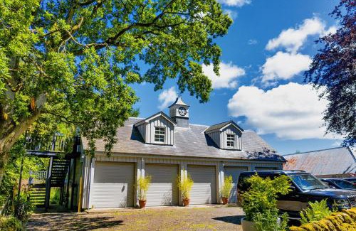 Kirriemuir House | Stylish Stay at WoodHouse with Breakfast Included