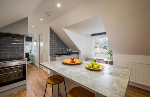 Kirriemuir House | Stylish Stay at WoodHouse with Breakfast Included