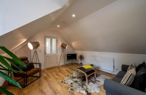 Kirriemuir House | Stylish Stay at WoodHouse with Breakfast Included
