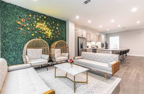 Old East Dallas House | Unique Game House with Rooftop Terrace & Spa Amenities